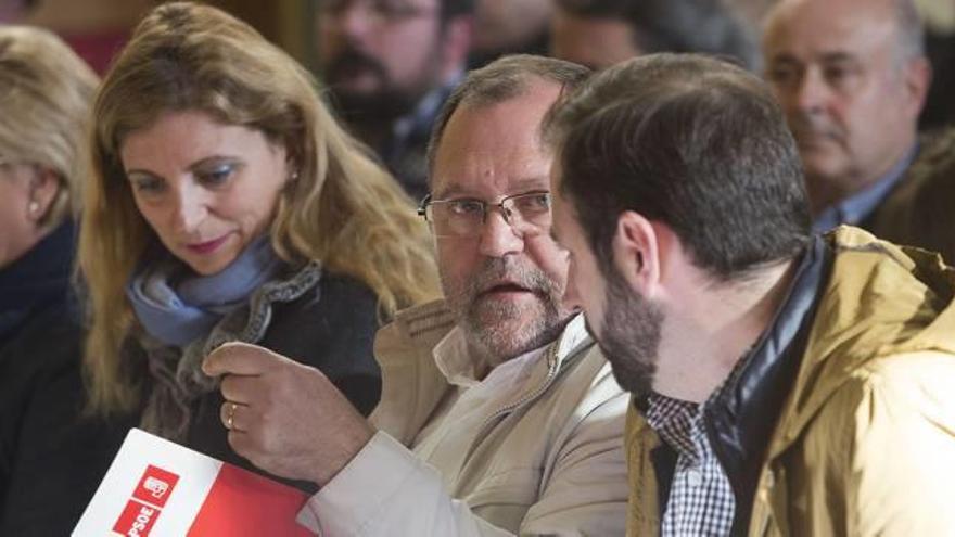 Francisco Gil conversa con Omar Braina y Amparo Marco durante la asamblea en el Penyagolosa.