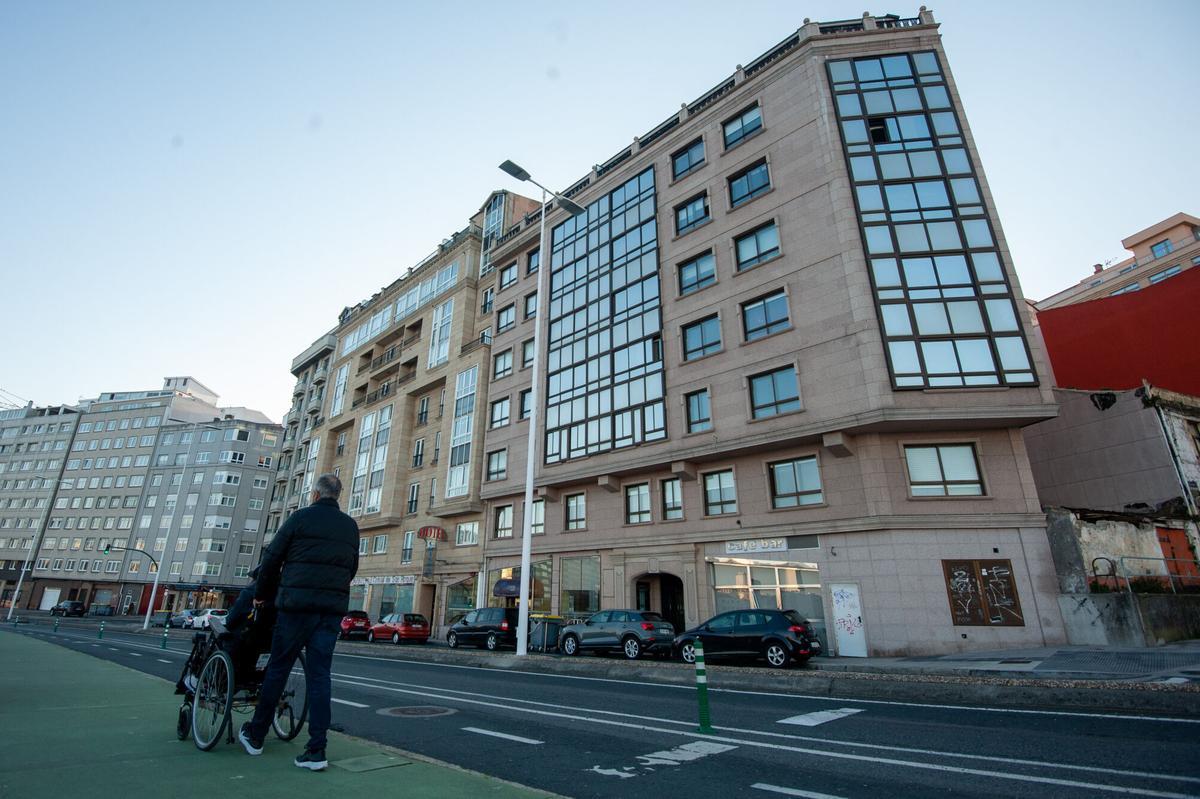 EDIFICIO NUMERO 13 DE LA AVENIDA DE SAN ROQUE DE FÓRA.