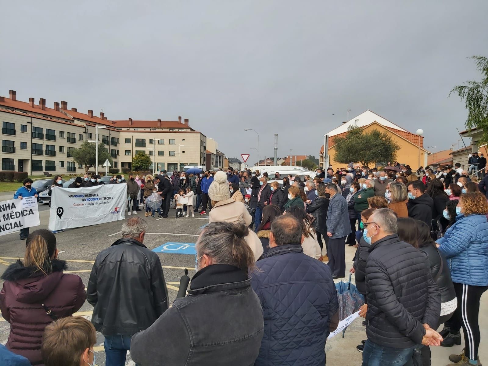 Más de 200 personas en A Illa exigen la restitución del servicio de pediatría