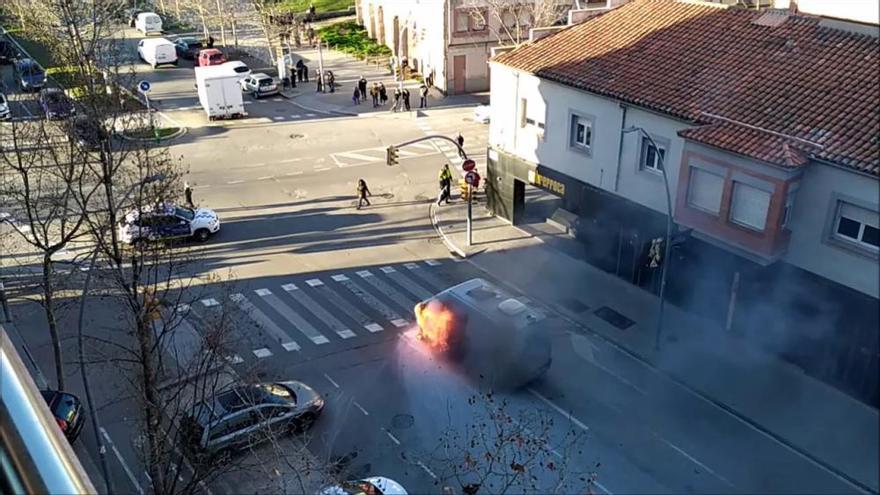 Espectacular explosió d'una furgoneta enmig de Manresa