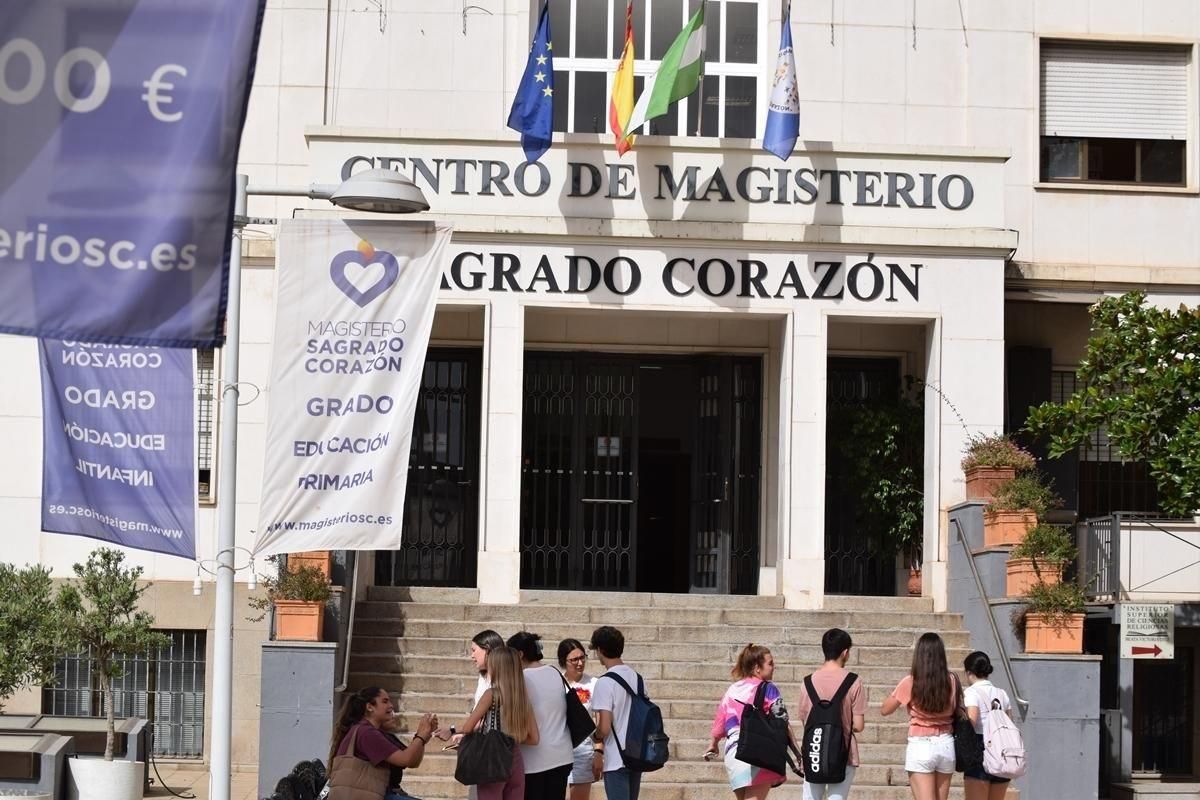 Acceso a la Escuela de Magisterio Sagrado Corazón, donde trabaja Lidia Muñoz Manzano, candidata a los premios Educa Abanca.