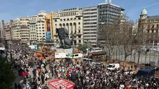 Directo Fallas: Un 'No a la guerra' junto a la falla municipal