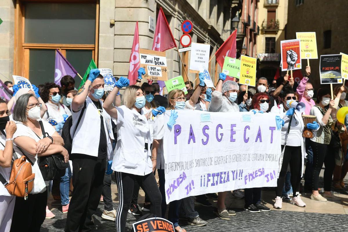 Aprobado el decreto que da prioridad a los interinos para sus plazas. En la foto, protesta de interinos en la plaza de Sant Jaume de Barcelona.