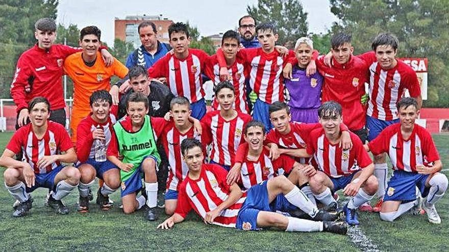 Els jugadors, tècnics i delegats del Manresa infantil van fer-se la foto de grup sota la pluja