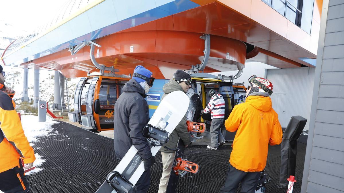 Usuarios en la telecabina, en el primer día de la campaña de esquí.