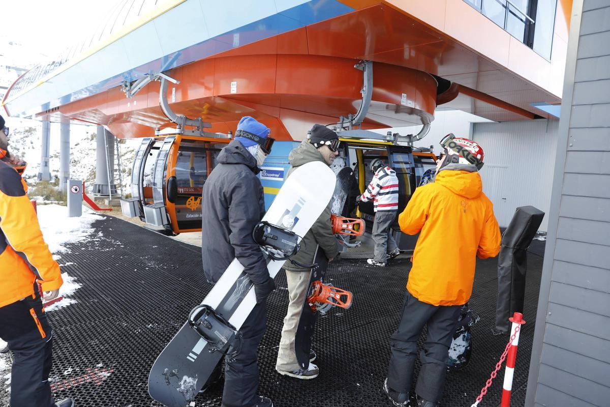 Usuarios en la telecabina, en el primer día de la campaña de esquí.