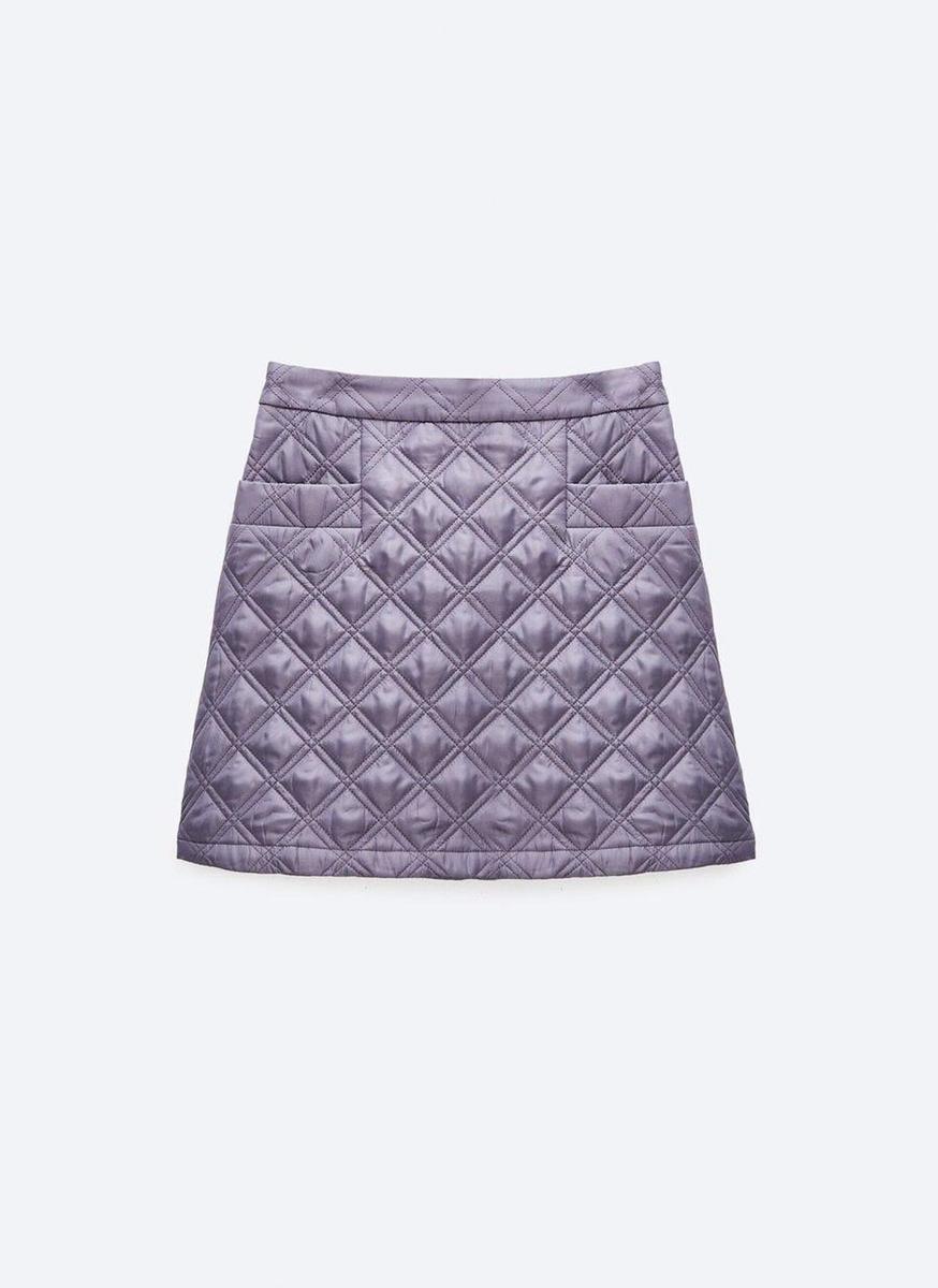 Minifalda de nylon acolchada, de Uterqüe  (69 euros)