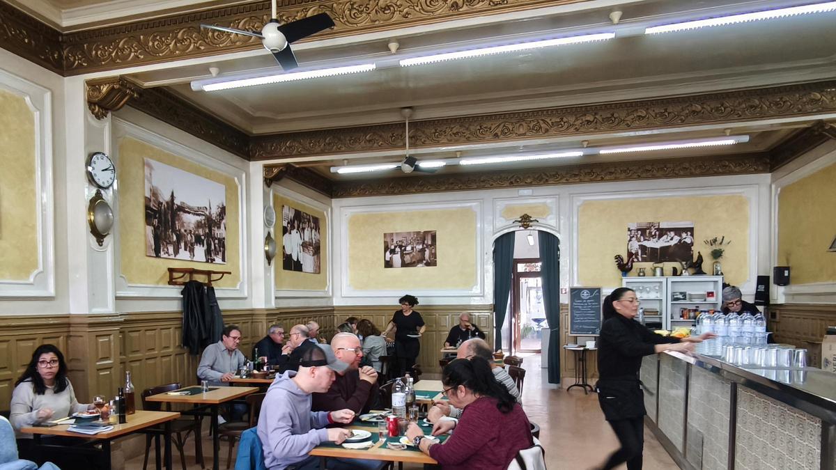 El interior del restaurante Café de la Rambla (El Prat de Llobregat).