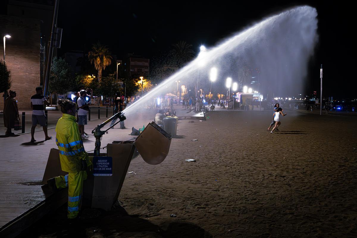 Barcelona 07/07/24 Barcelona. La gente busca refrescarse en el mar y dormir en la playa por las noches calurosas. AUTOR: MANU MITRU