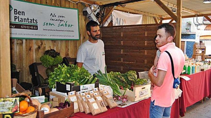 Una parada de verdura ecològica a la plaça Major de Solsona, ahir durant la biofira L&#039;Ecològica