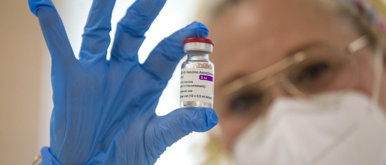 Una enfermera muestra un vial de vacunas de AstraZeneca