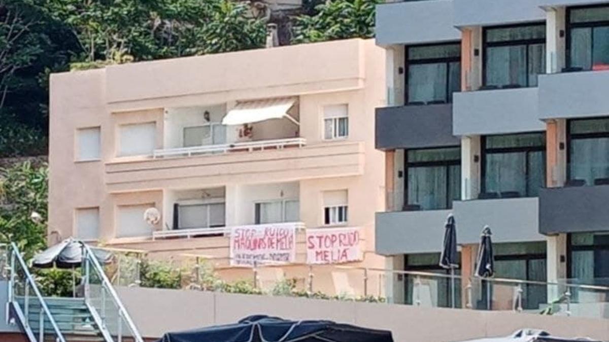 Pancartas de los vecinos del hotel contra el ruido.