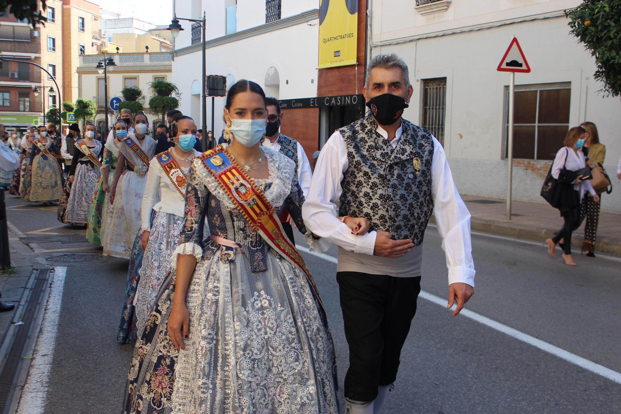 Carmen, Nerea y las cortes acompañan a las fallas de Quart y Xirivella en la procesión de la Senyera