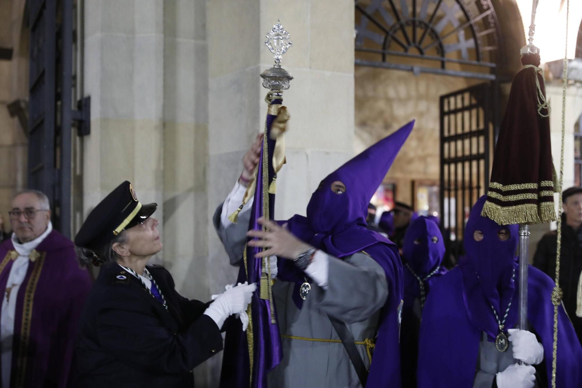 Así es la procesión del Martes Santo en Gijón (en imágenes)