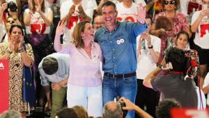 El presidente del Gobierno, Pedro Sánchez, junto a la candidata del PSOE, Teresa Ribera, durante el acto de cierre de campaña el pasado viernes en Fuenlabrada.