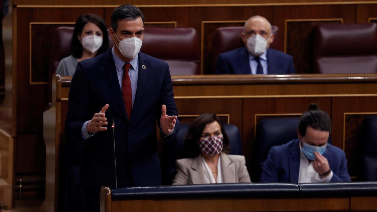 Sánchez pide a Casado que deje de ser "el aperitivo del plato fuerte" que es Vox en cada sesión de control