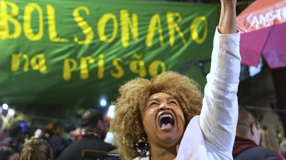 La senadora brasilera Ediane Maria celebra la condemna de l’expresident Jair Bolsonaro.