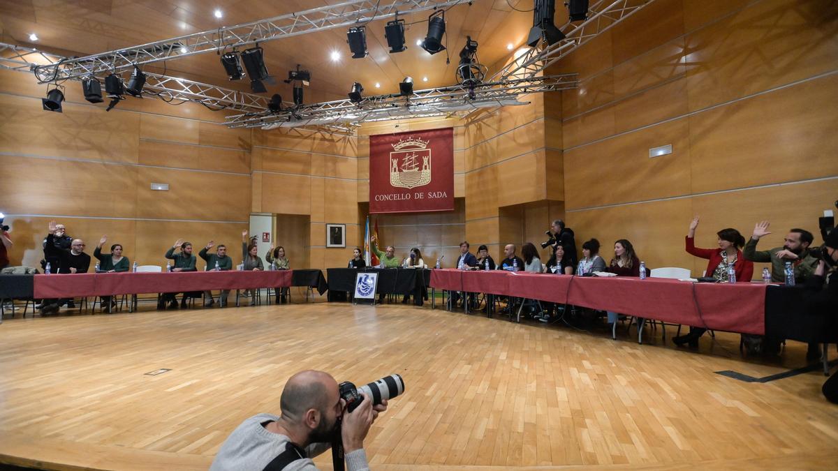 Momento de la votacion apoyando la mocion de censura presentada por los grupos municipales del PP, PSOE y Alternativa al alcalde de Sadamaioría, Benito Portela en el pleno del Concello de Sada