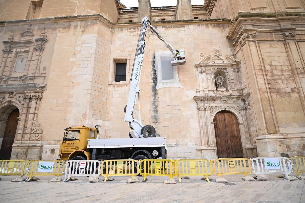 La colocación de las redes en la Puerta de San Agatángelo este mismo miércoles.