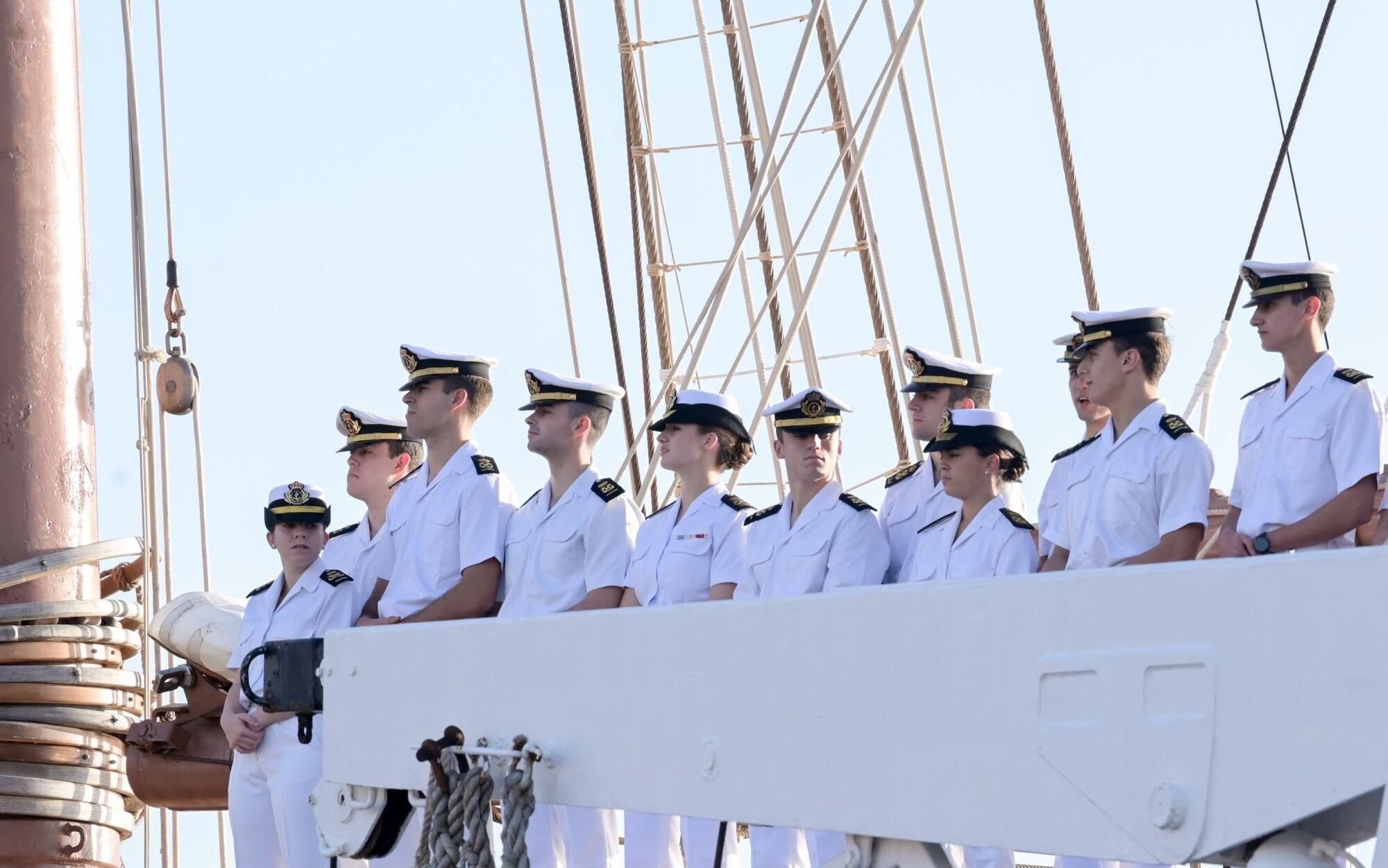 La Princesa Leonor, a su llegada al puerto de Santa Cruz de Tenerife con motivo de una escala en la isla como paso previo a partir hacia América, a 17 de enero de 2025, en Santa Cruz de Tenerife, Tenerife, Canarias (España). La princesa Leonor ha llegado a bordo del buque escuela 'Juan Sebastián de Elcano' a Santa Cruz de Tenerife, donde pasará tres días junto al resto de sus compañeros guardiamarinas con los que ha bajado a tierra en su primera escala desde que zarpó de Cádiz. 17 ENERO 2025;PRINCESA;LEONOR;TENERIFE;SANTA CRUZ;ELCANO Europa Press Canarias 17/01/2025. PRINCESA LEONOR;Europa Press Canarias;