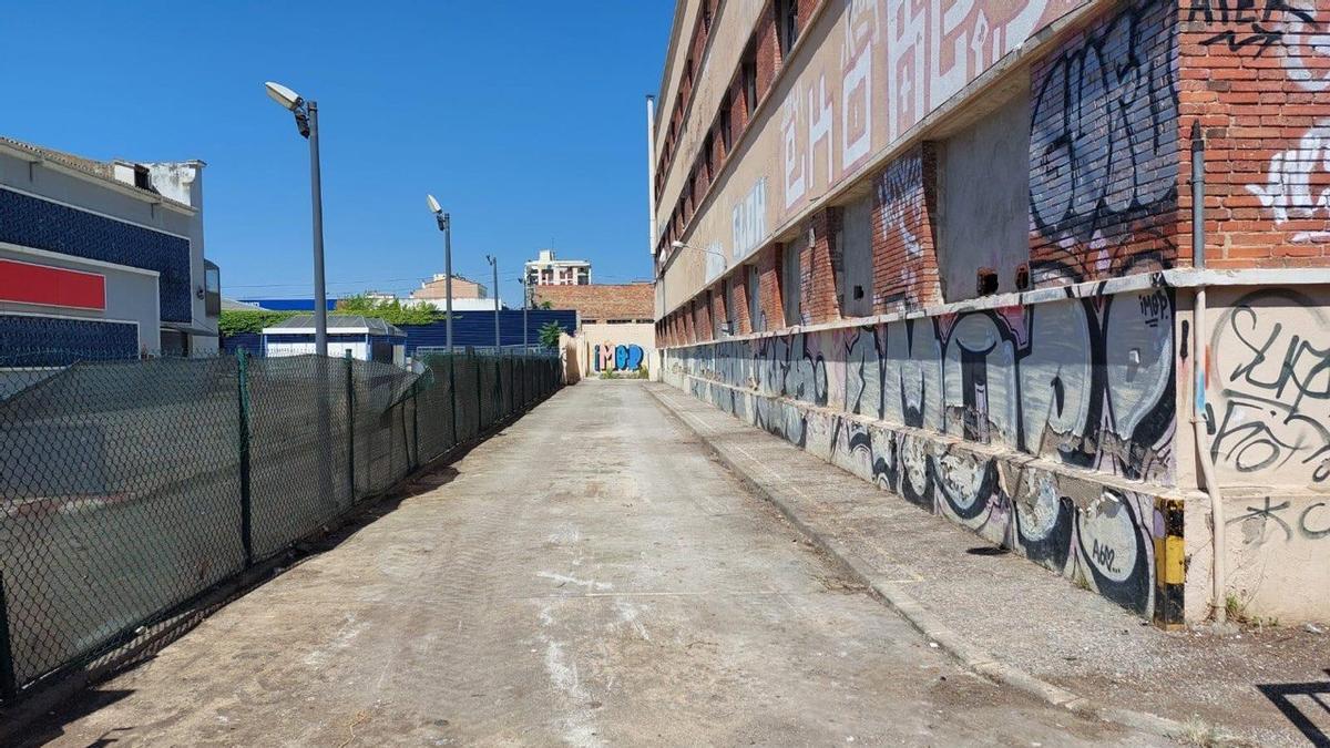 El lateral de l'edifici que es neteja.