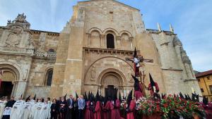 Cofradía del Santo Cristo del Desenclavo en la Plaza de San Isidoro, en León