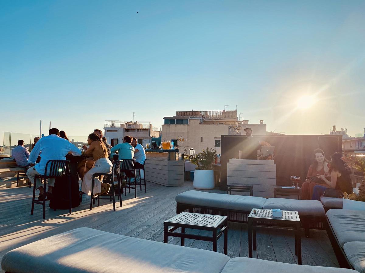 Die Sonne scheint – praktisch, wenn man sich auf einer Dachterrasse entspannen kann.