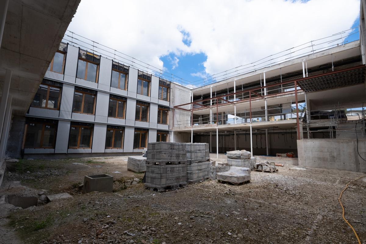 El edificio de la residencia de dependientes se articula alrededor de tres patios interiores