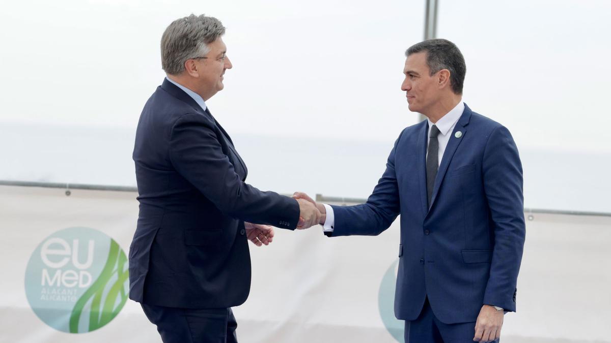 El presidente del Gobierno, Pedro Sánchez, saluda al primer ministro croata, Andrej Plenković, en la Cumbre Euromediterránea celebrada hoy en Alicante.