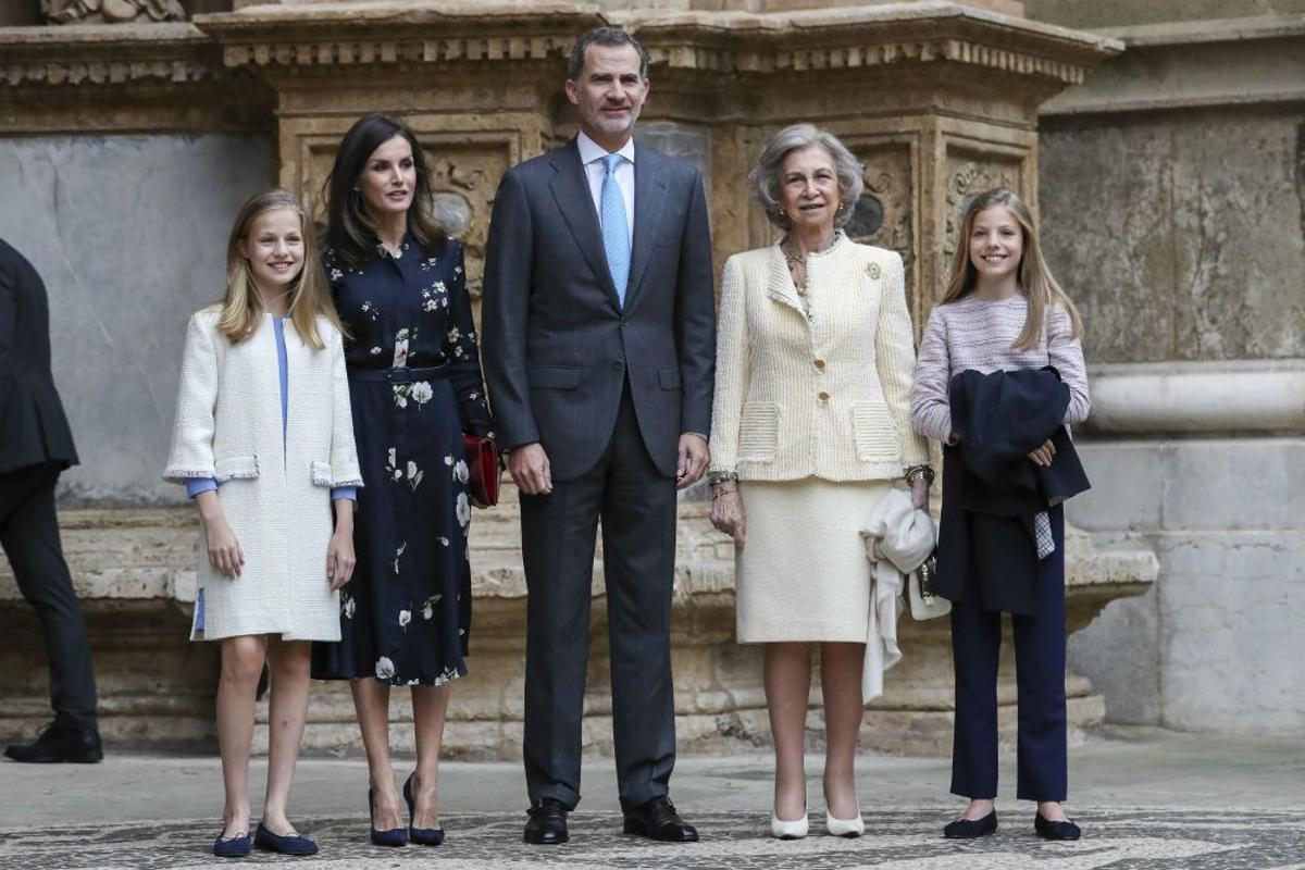 Los Reyes Felipe y Letizia con sus hijas, Leonor y Sofía, junto a doña Sofía