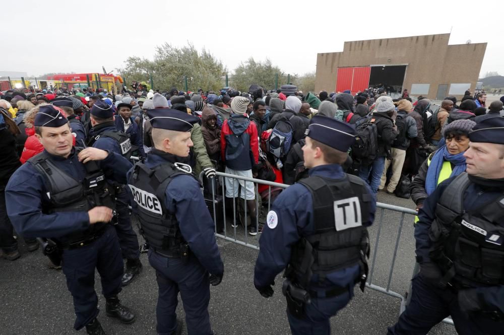 Francia evacúa ''la Jungla'' de Calais