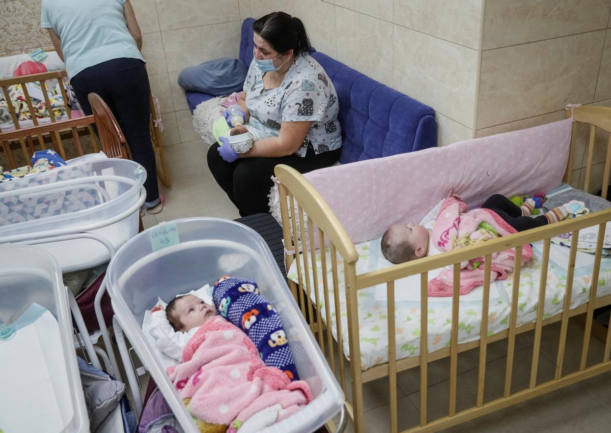 Enfermeras cuidan de los niños en el refugio habilitado por la clínica BioTexCom en Kiev.