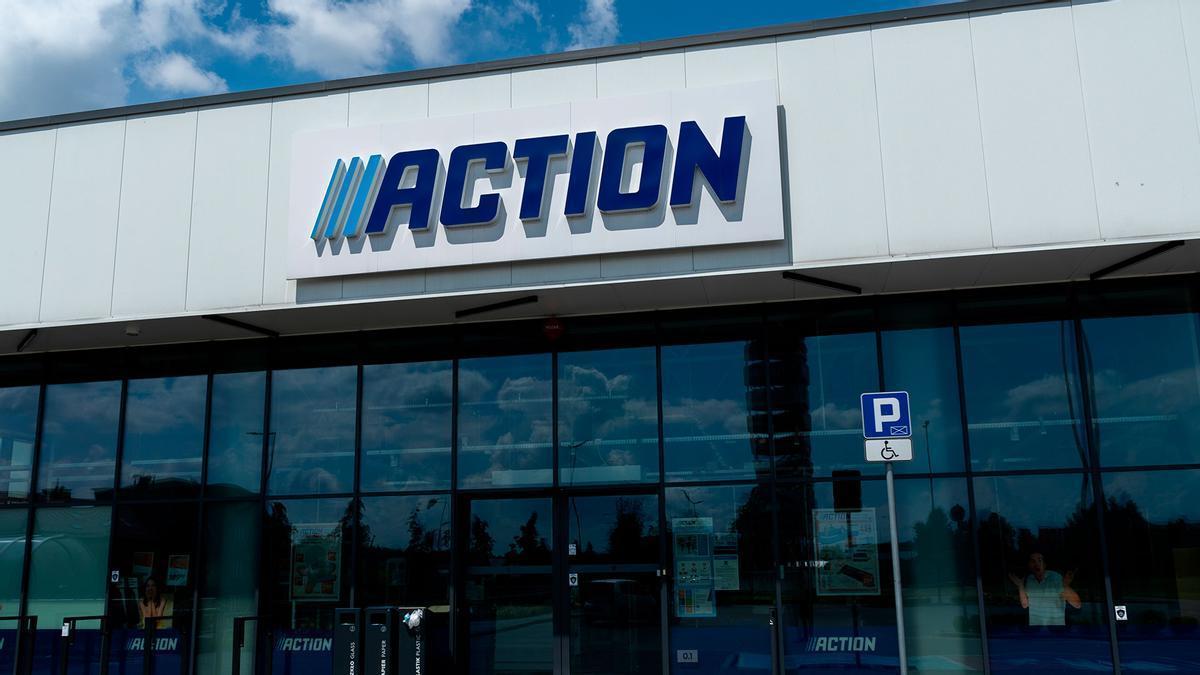 Mañana se esperan colas kilométricas en Action para hacerse con la mesita redonda de mimbre para la terraza: 19,98 euros y pequeña y elegante