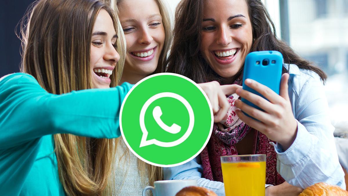 WHATSAPP. Varias mujeres consultan un teléfono móvil