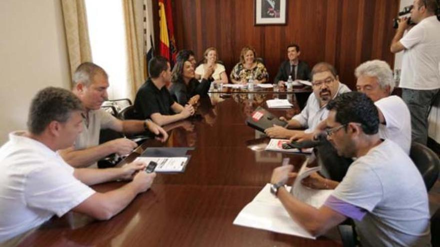 Telde paga el móvil a 400 empleados municipales, concejales y asesores