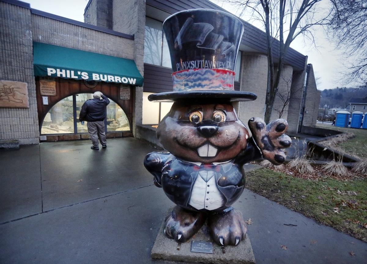 DMX02  PUNXSUTAWNEY  PA  EE UU    01 02 2018  Un visitante mira el pronostico del tiempo en la madriguera de Phil  la vispera del Dia de la Marmota hoy  jueves 1 de febrero de 2018  en Punxsutawney  Pensilvania  EE UU    El Dia de la Marmota cae el 02 de febrero  y es una costumbre relacionada con el clima y la supersticion que establece que la persistencia del invierno o la llegada temprana de la primavera pueden ser determinadas por las acciones de una marmota  EFE David Maxwell