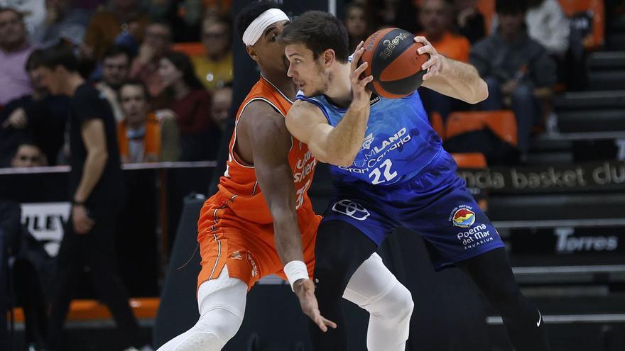 Brandon Davies y Ethan Happ, en el partido que midió este año al Valencia Basket con el Gran Canaria en la Fonteta. | ACB PHOTO