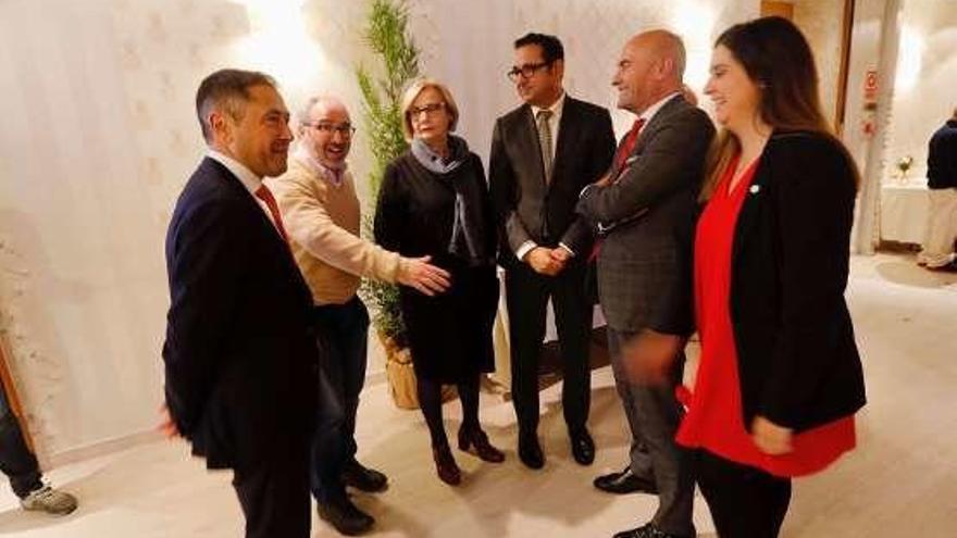 Ramón Braña; Javier Arribas; Mariví Monteserín, alcaldesa de Avilés; Julio Manuel González Zapico, director general de Turismo; Antonio Mediavilla, director comercial de OCA Hoteles, y Aida Iglesias.