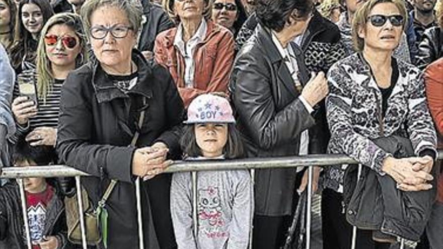 Reyes Martí se gana al público con una mascletà de corte clásico