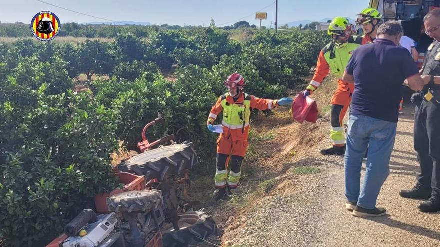 Un herido al volcar su tractor en un camino rural de Silla