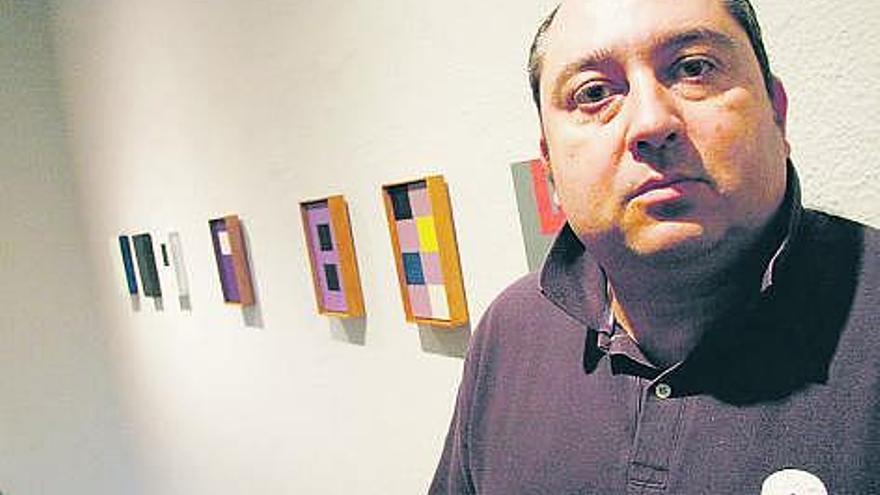 Sobre estas líneas, obras de Amador en el Museo Casa Natal de Jovellanos; a la izquierda, Amador Rodríguez, el hijo del artista, durante el montaje de la exposición. / ángel gonzález