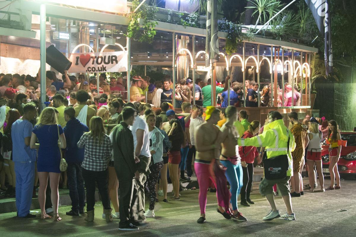 Multitud de jóvenes en una discoteca de la calle Carles Buigas de Salou.