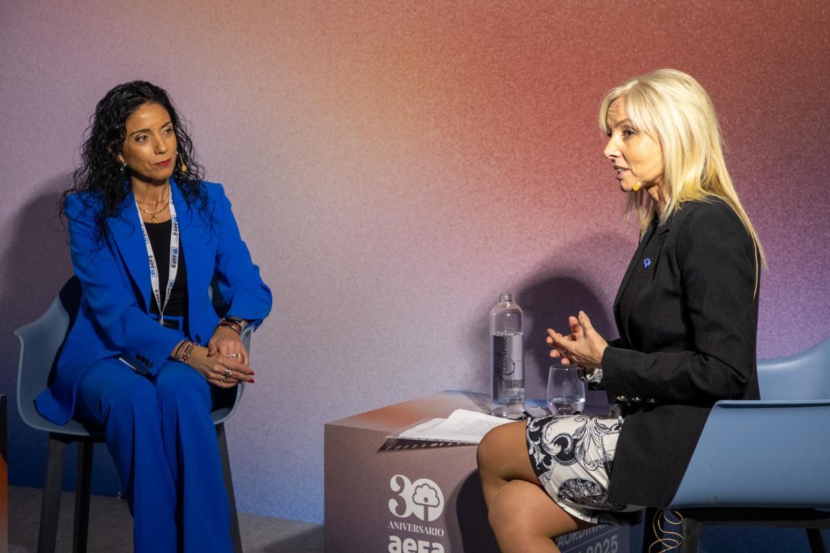 La primera intervención fue un diálogo entre Maite Antón, presidenta de AEFA, y Sonia Díaz, socia del área fiscal de Cuatrecasas.