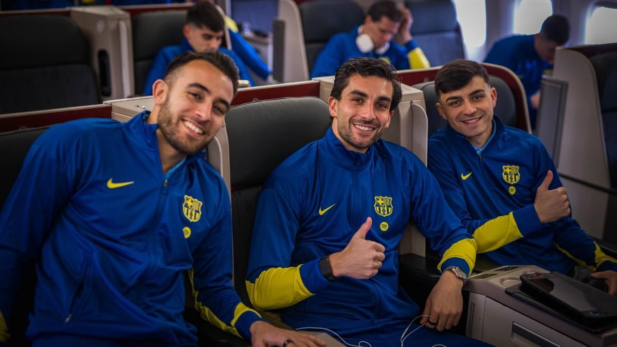 Los jugadores del Barça en el avión rumbo a Jeddah