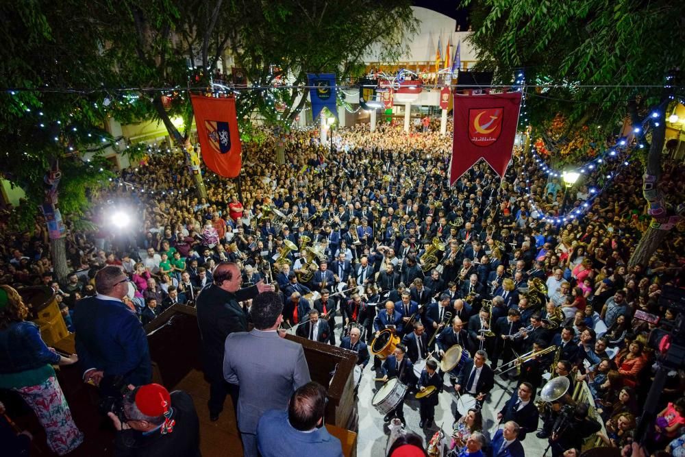 El general Francisco Grau abre las fiestas dirigiendo a los 700 músicos de las 12 bandas que interpretan el pasodoble «Petrel»