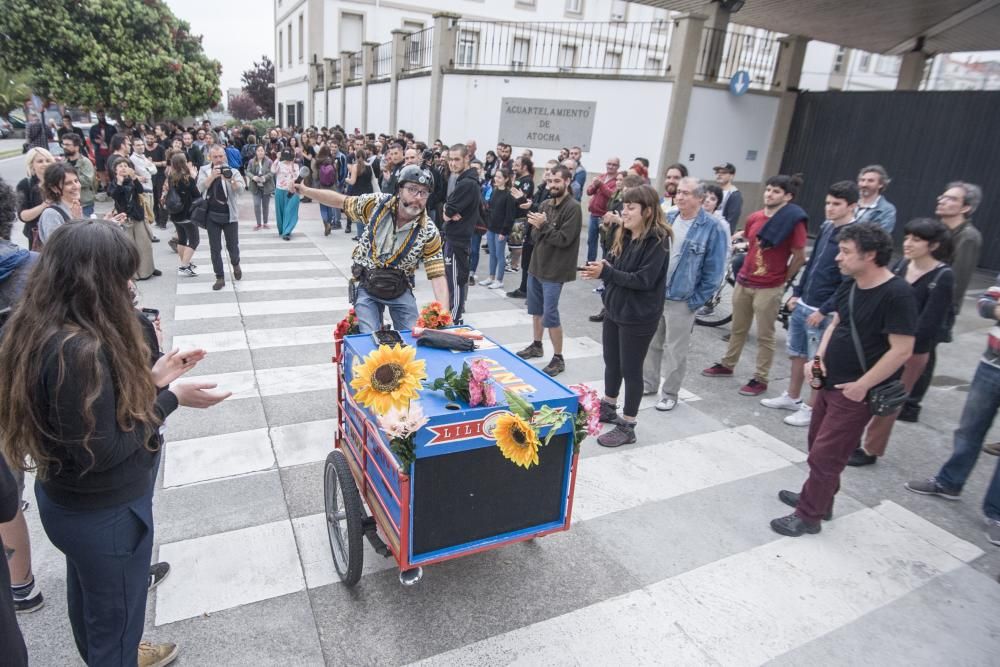 Unas 300 personas protestan en apoyo de los okupas, a los que el Concello impidió el paso a las naves