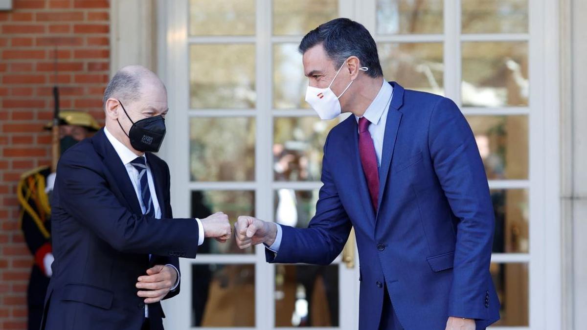 El presidente del Gobierno, Pedro Sánchez, con el canciller alemán, Olaf Scholz, durante un encuentro en la Moncloa.