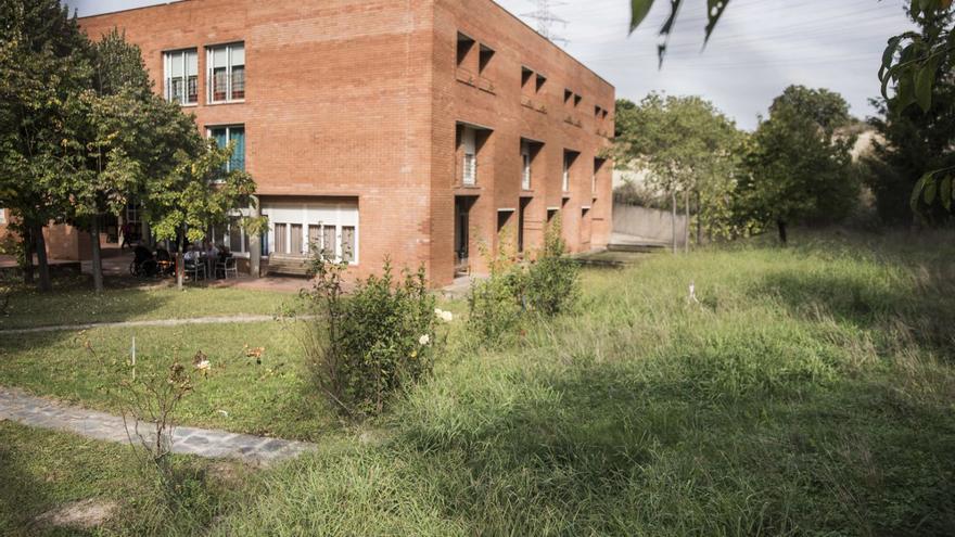 La Plataforma de la Gent Gran titlla de nyap el jardí de la residència de la Font