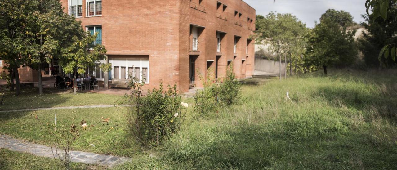 Imatge del jardí que s’ha escapçat i per on ara hi passa un tram nou del carrer Granollers  | ARXIU/OSCAR BAYONA