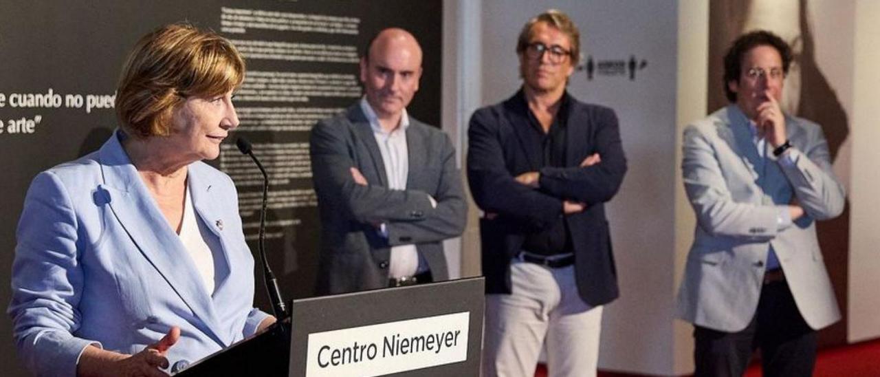 La regidora Mariví Monteserín, esta semana, junto a Pablo León, Francesc Polop y Carlos Cuadros en la exposición de Colita. | A. A.